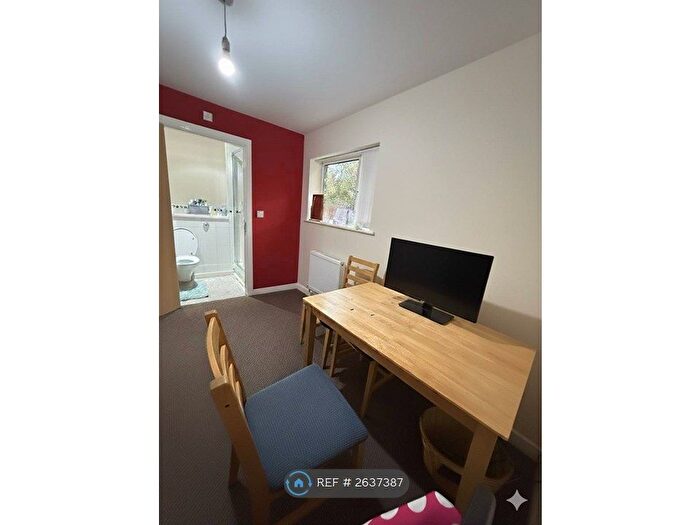 2 Bedroom Flat To Rent In Central, Sale, M33