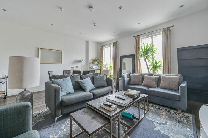 2 Bedroom Flat To Rent In Buckingham Palace Road, St James's Park, London, SW1W