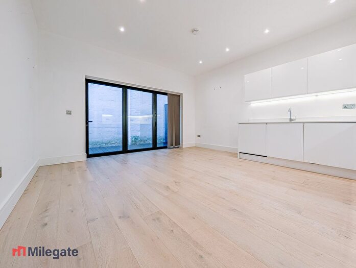 1 Bedroom Flat To Rent In Gallows Yard, Kingston Upon Thames, KT2