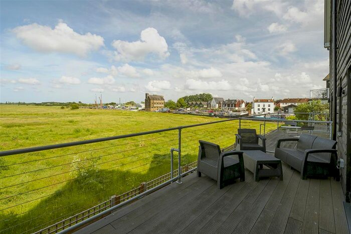 5 Bedroom Terraced House For Sale In Waterside Close, Faversham, ME13