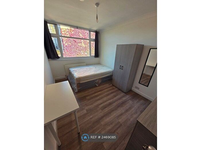 6 Bedroom Semi-Detached House To Rent In Spring Walk, London, E1