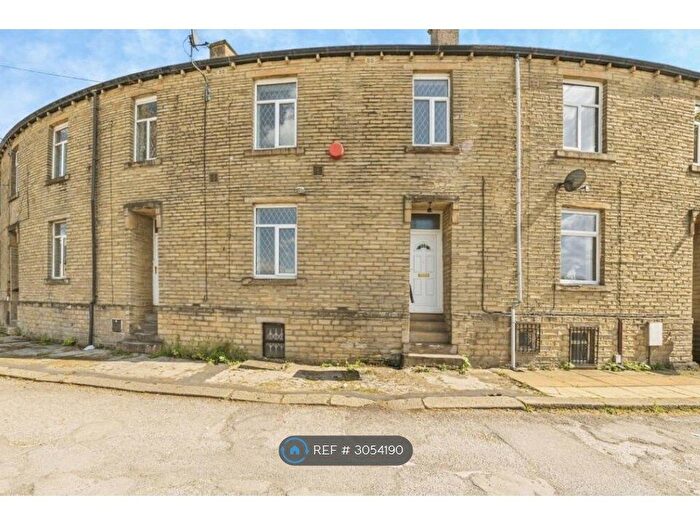 3 Bedroom Semi-Detached House To Rent In Beacon St, Huddersfield, HD2
