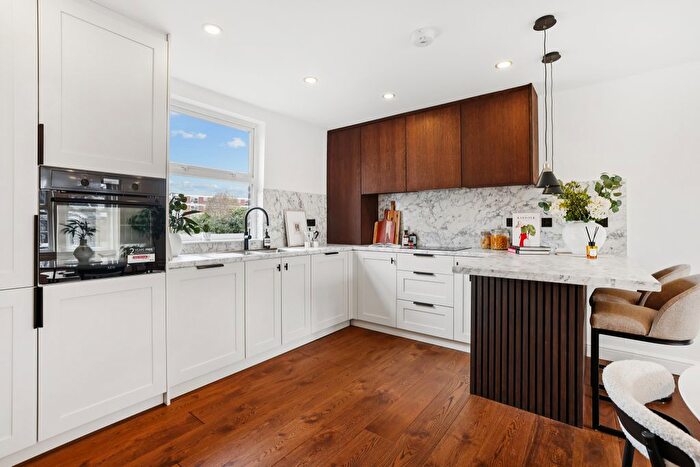 2 Bedroom Flat For Sale In Hastings Road, Ealing, London, W13