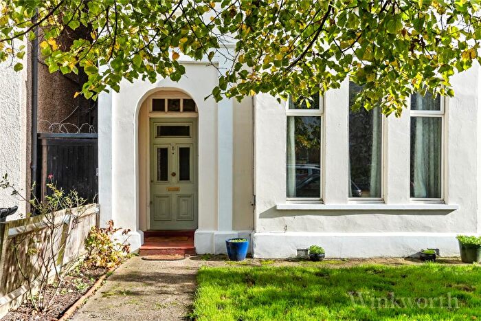 2 Bedroom Apartment To Rent In Hurstbourne Road, London, SE23