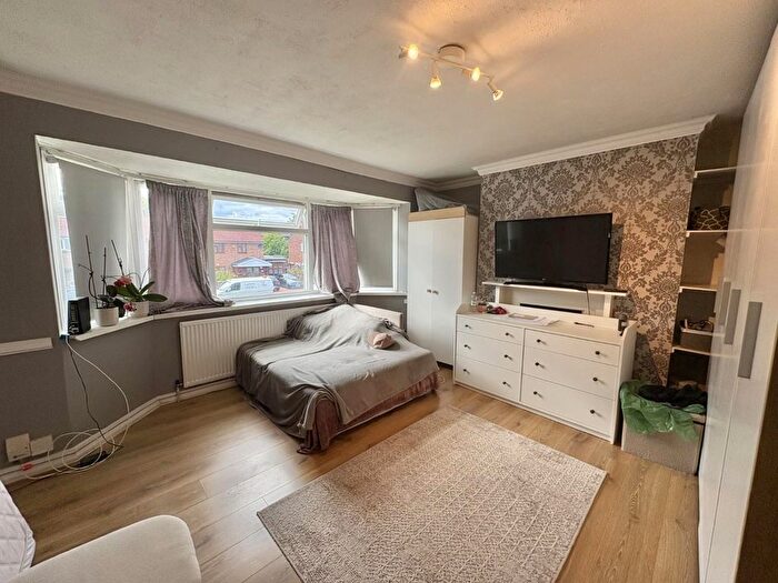 2 Bedroom Flat To Rent In Larch Crescent, Hayes, UB4