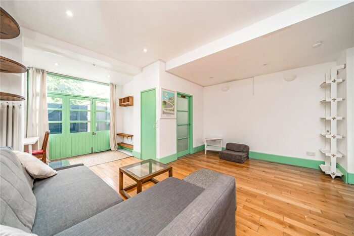 1 Bedroom Terraced House For Sale In Trehurst Street, Hackney, London, E5 - Photo 4