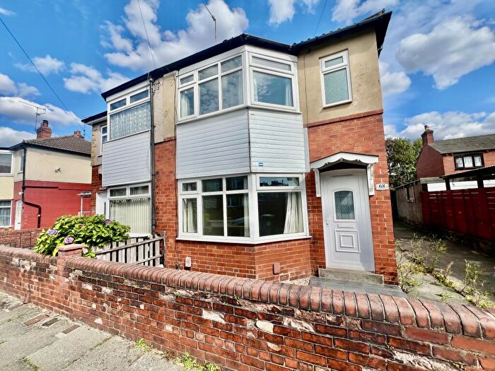 3 Bedroom Semi-Detached House To Rent In Longroyd Grove, Leeds, LS11