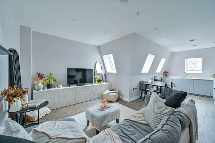 1 Bedroom Flat For Sale In Ravenscar Road, Surbiton, Surbiton, KT6