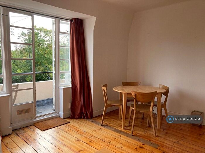 3 Bedroom Flat To Rent In Clissold Court, London, N4
