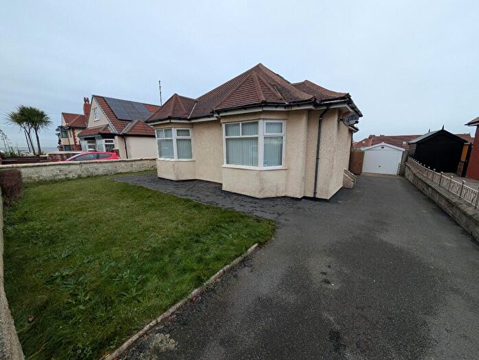 4 Bedroom Detached Bungalow To Rent In Sandhurst Avenue, FY2
