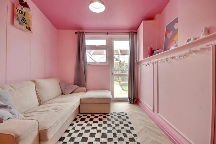 2 Bedroom Flat For Sale In Francis Avenue, Southsea, PO4
