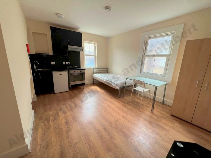 Studio To Rent In Golders Green Road, London, NW11