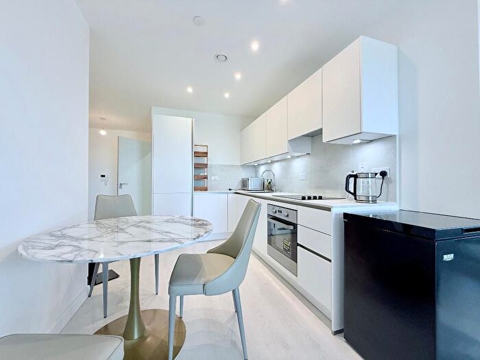 1 Bedroom Flat To Rent In Tabbard Apartments, East Acton, London, W3