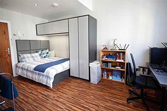 Apartment To Rent In Apt, Cross Street #, M2