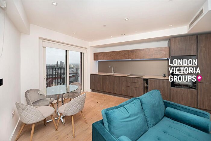 2 Bedroom Flat To Rent In A Exchange Gardens, London, SW8