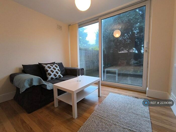 2 Bedroom Flat To Rent In Harwood Grove, Shirley, Solihull, B90