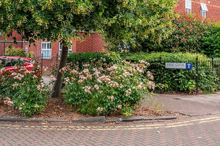 2 Bedroom Flat To Rent In Lisle Close, Tooting Bec, London, SW17