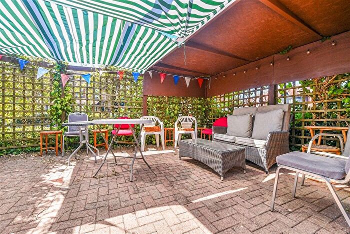 2 Bedroom Flat For Sale In Woodbury Lane, Tenterden, Kent, TN30