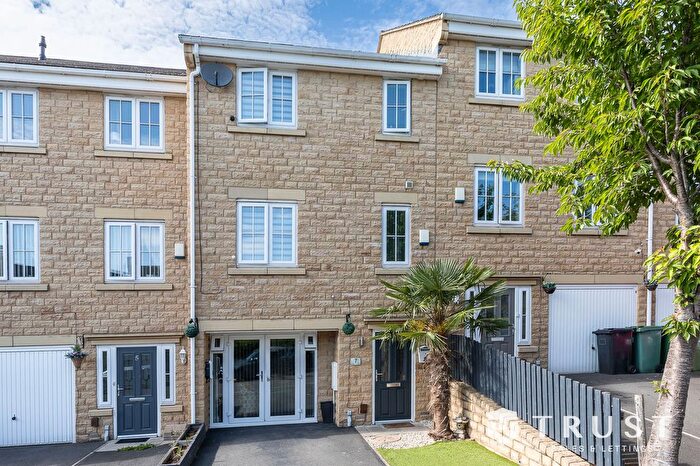 4 Bedroom Town House For Sale In Brunswick Place, Heckmondwike, WF16