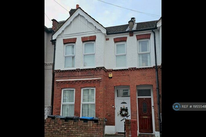 2 Bedroom Flat To Rent In Lenham Road, Thornton Heath, CR7