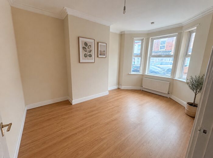 3 Bedroom Terraced House To Rent In Lyndhurst Road, Luton, LU1