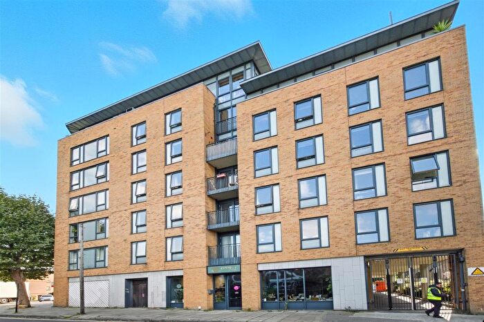 1 Bedroom Flat To Rent In Mare Street, London, E8