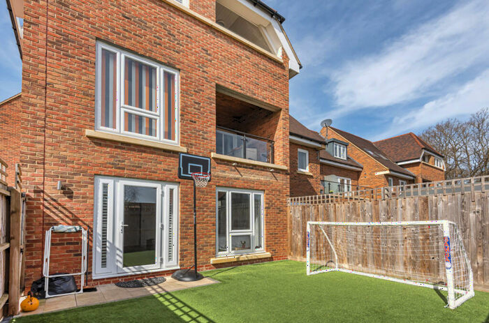 2 Bedroom Apartment For Sale In Ash Tree Close, Farnborough, Orpington, Kent, BR6