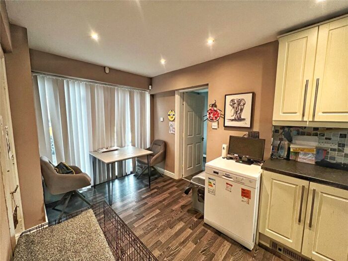 3 Bedroom End Of Terrace House For Sale In Smallshaw Fold, Ashton-under-Lyne, Greater Manchester, OL6