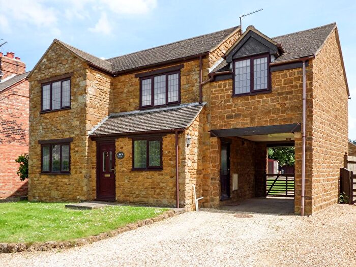4 Bedroom Detached House For Sale In Spring Lane, Little Bourton, OX17