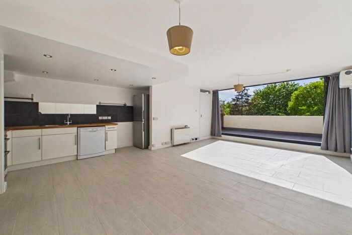 2 Bedroom Flat To Rent In Emmanuel House, South Croxted Road, London, SE21