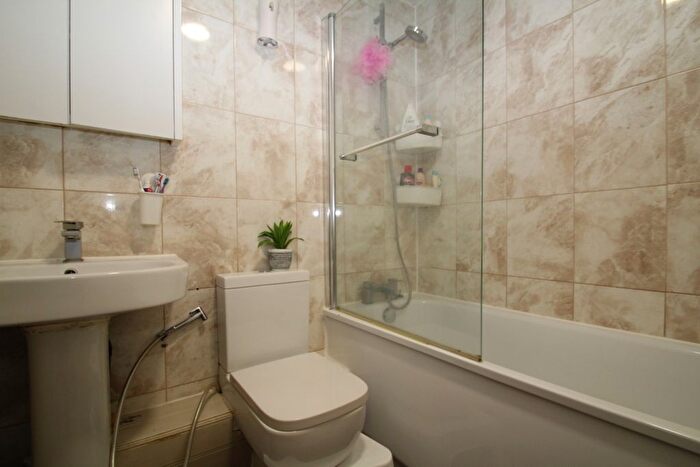 1 Bedroom Flat For Sale In Caroline Place, Harlington, Hayes, UB3