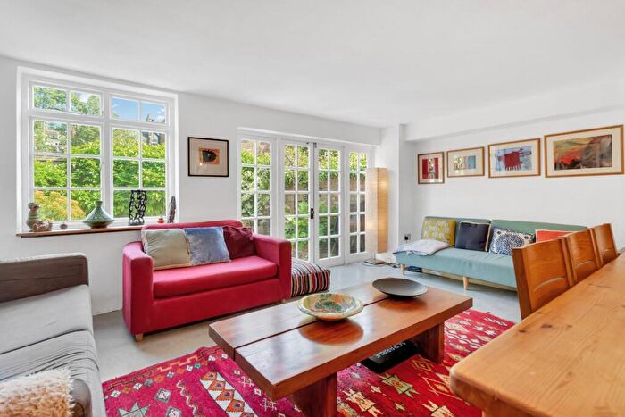 3 Bedroom House For Sale In Palatine Road, London, N16