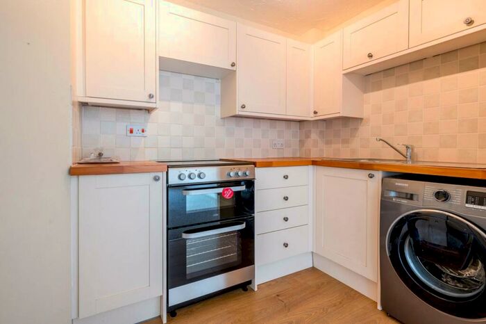 1 Bedroom Flat To Rent In White Rose Lane, Woking, GU22