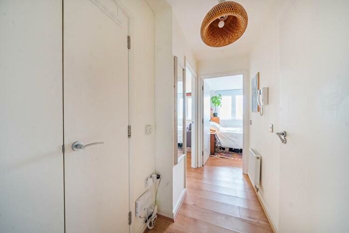 1 Bedroom Flat For Sale In Kinetica Apartments, Hackney, London, E8