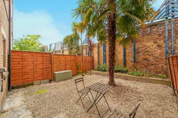 1 Bedroom Flat To Rent In Cleveland Grove, London, E1