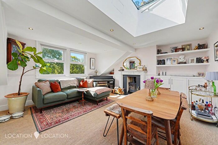 3 Bedroom Flat For Sale In Green Lanes, London, N16
