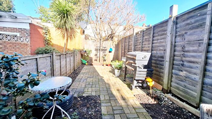 2 Bedroom Flat To Rent In Deacon Road, London, NW2