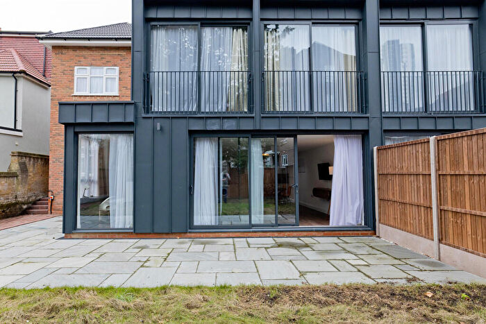 3 Bedroom Flat To Rent In Woodberry Grove, N4