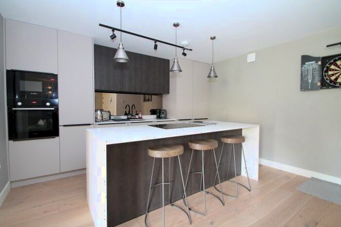 3 Bedroom Flat To Rent In Croham Valley Road, South Croydon, CR2