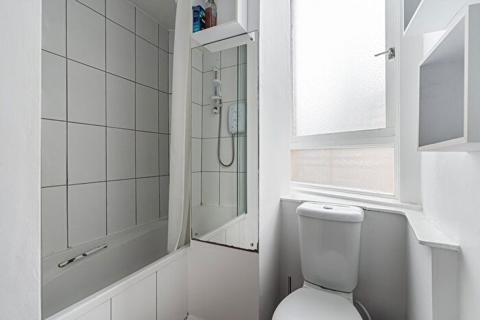 2 Bedroom Flat For Sale In Raeburn Place, Edinburgh, EH4