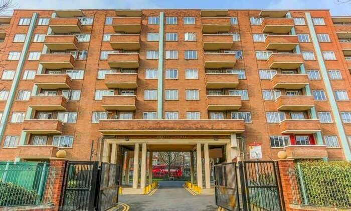 3 Bedroom Flat To Rent In Mile End Road, London, E1