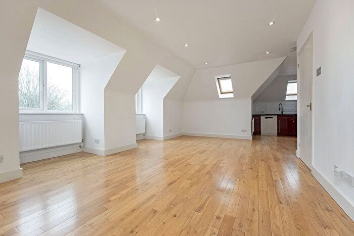 2 Bedroom Flat To Rent In Oriel Court, Grange Road, Sutton, Surrey, SM2