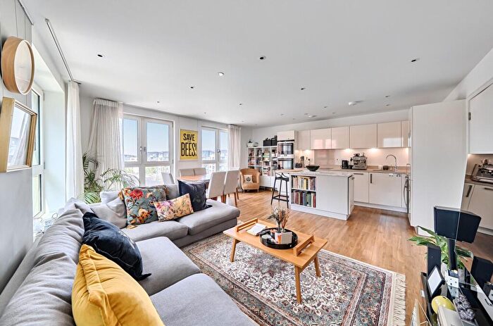 2 Bedroom Flat For Sale In Queensland Road, London, N7