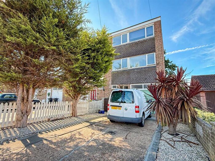 3 Bedroom Town House For Sale In Litchfield Close, Clacton-on-sea, CO15