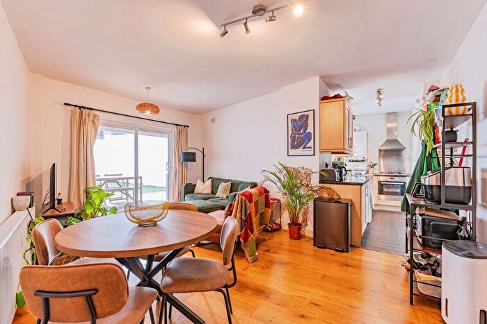 2 Bedroom Flat To Rent In Bassano Street, London, SE22