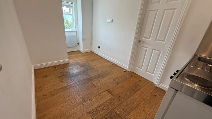 Studio To Rent In Woodford New Road, Woodford Green, E18