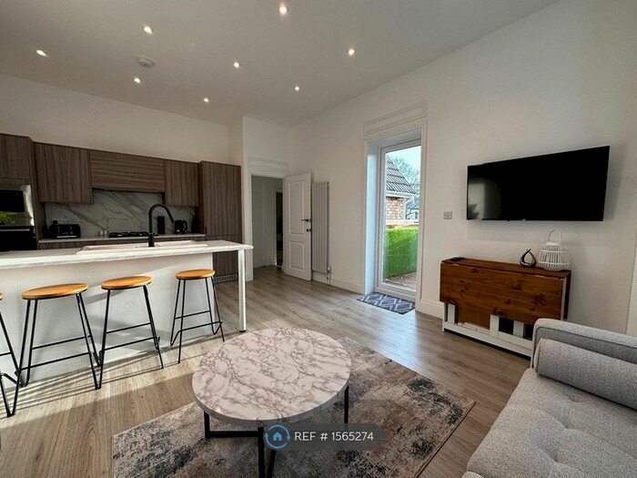 2 Bedroom Flat To Rent In Elizabeth Court, Poole, BH15