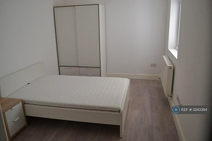 Studio To Rent In Albert Road, Ilford, IG1