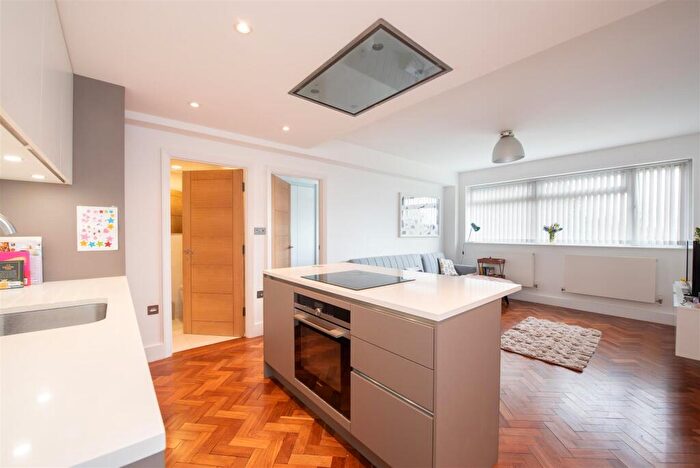 2 Bedroom Flat For Sale In Chase Side, London, N14