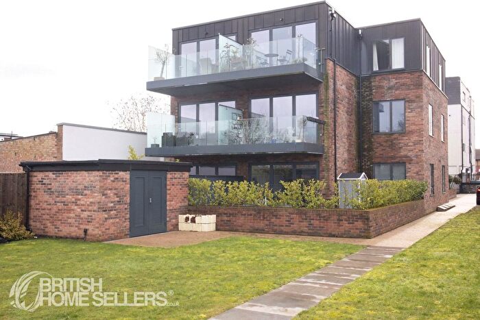 2 Bedroom Flat For Sale In Woodhouse Road, London, N12